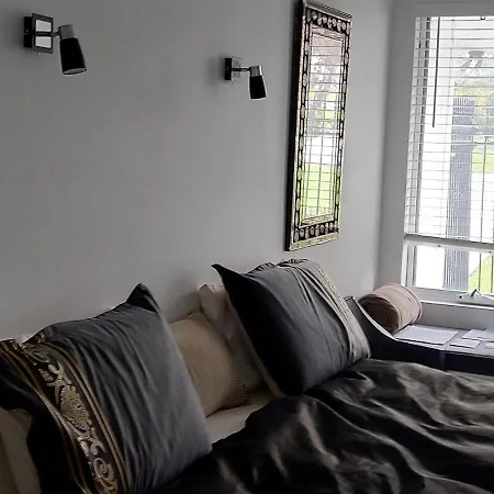C'Est La Vie Bed & Breakfast-3